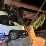 Altınova'da Trafik Kazası: Minibüs Emlak Dükkanına Girdi