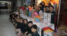 Hayallerini Karton İle Buluşturan Minik Eller Hayallerini Karton İle Buluşturan Minik Eller
