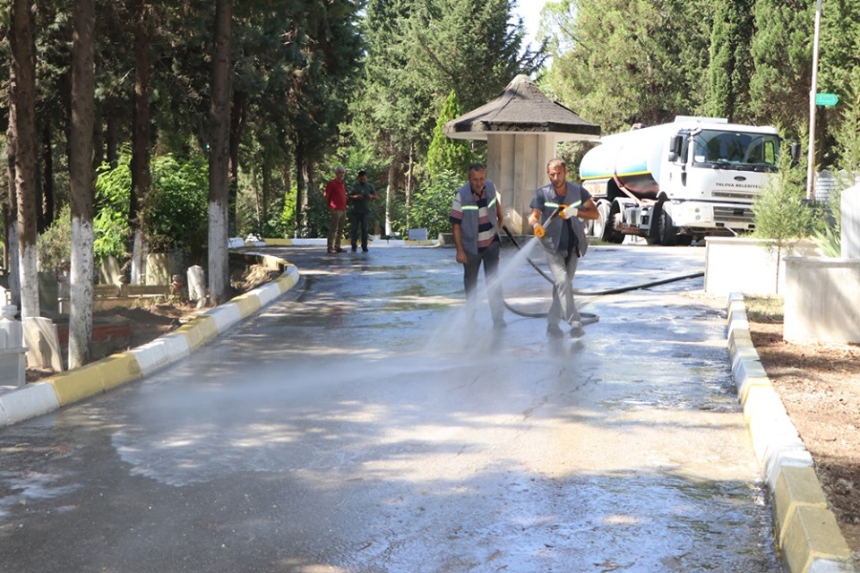 MEZARLIKLARDA ÇALIŞMALAR DEVAM EDİYOR