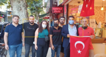 Gençler Esnafa Türk Bayrağı Hediye Etti Gençler Esnafa Türk Bayrağı Hediye Etti