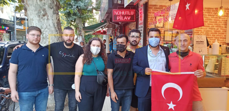 Gençler Esnafa Türk Bayrağı Hediye Etti