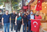 Gençler Esnafa Türk Bayrağı Hediye Etti