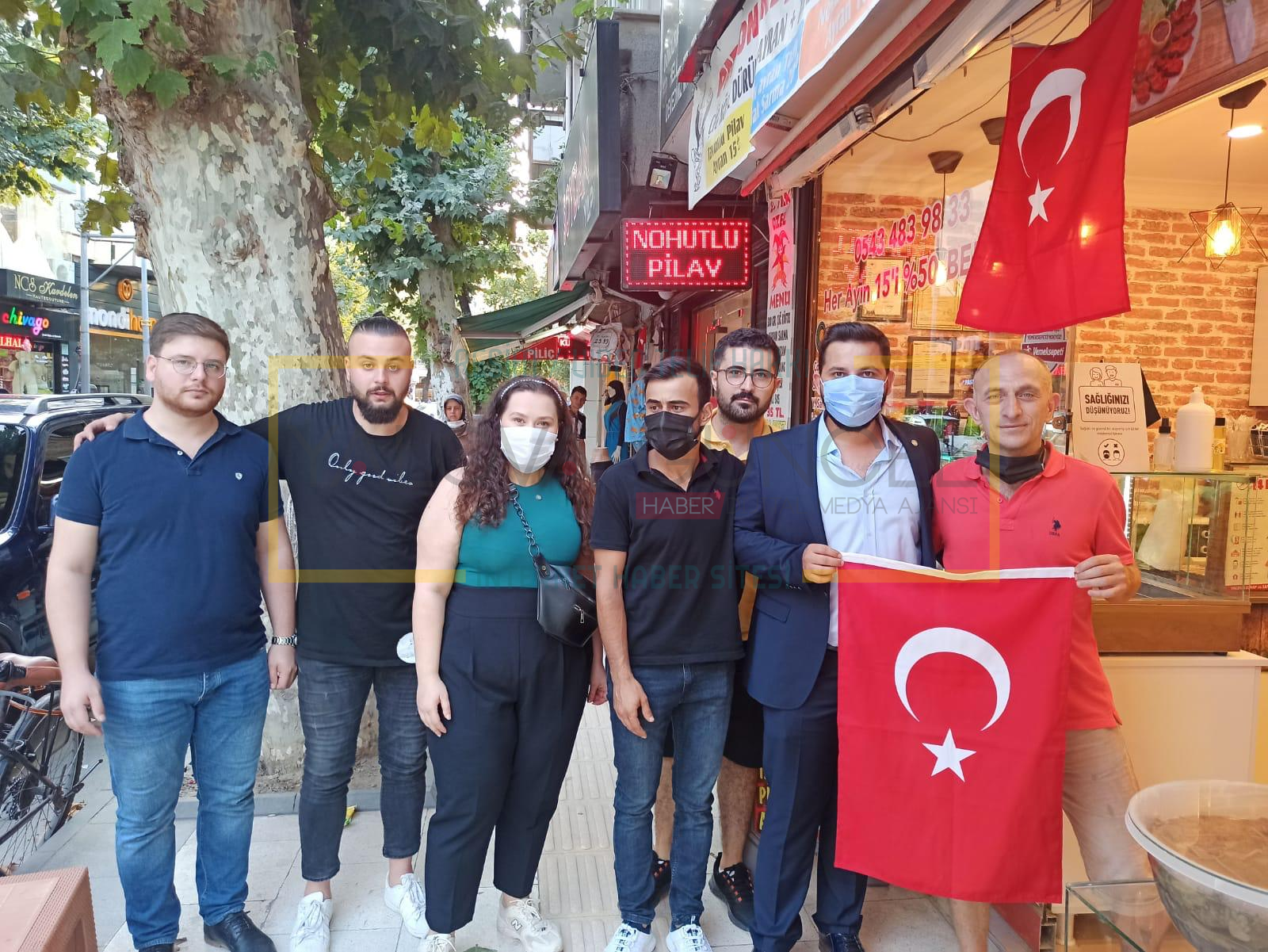 Gençler Esnafa Türk Bayrağı Hediye Etti