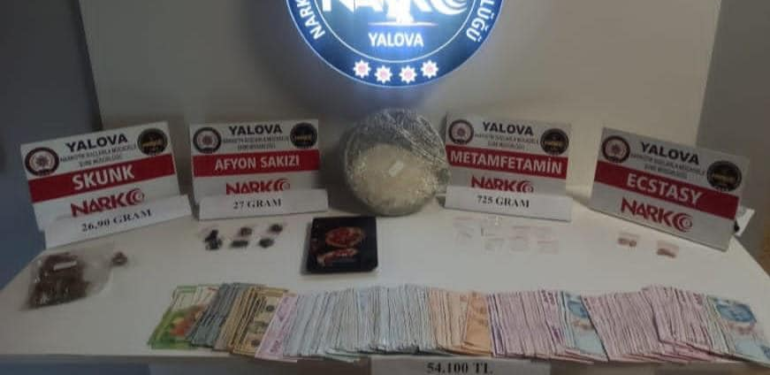 İSTANBUL’DAN UYUŞTURUCU GETİRİP ZEHİRLİYORLARDI