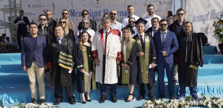 YAÜ’de 3000 Mezun Aynı Anda Kep Attı