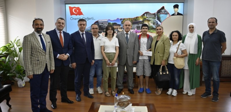 LGS BİRİNCİLERİ VALİ EROL’U ZİYARET ETTİ