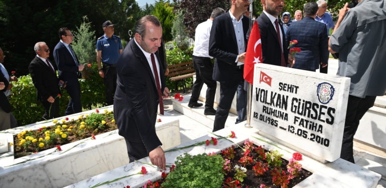 ŞEHİTLER MEZARLARI BAŞINDA DUALARLA ANILDI