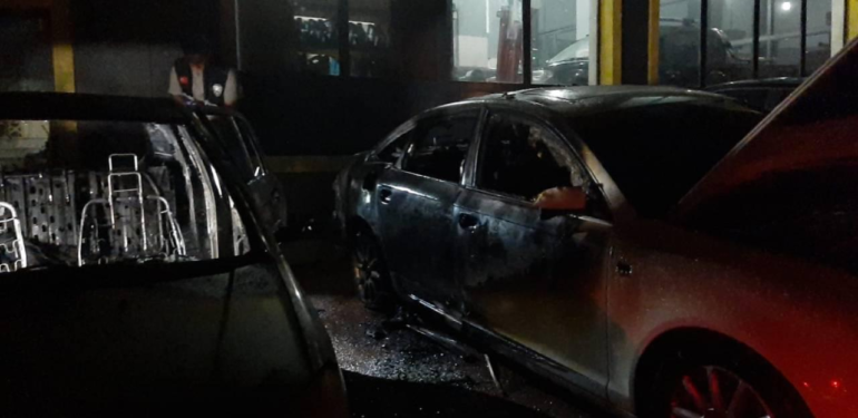 Araç Kundaklayan 2 Şüpheli Polis Tarafından Yakalandı