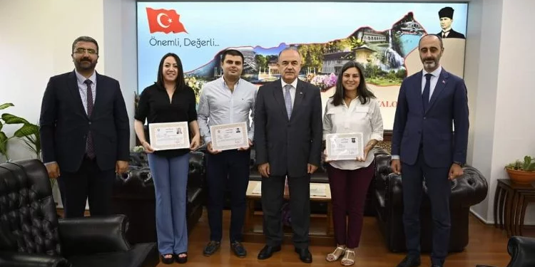 Vali’den Başarılı Hekimlere Ödül