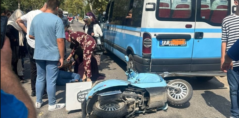 DİKKATSİZ SÜRÜCÜ MİNİBÜSE ARKADAN ÇARPTI
