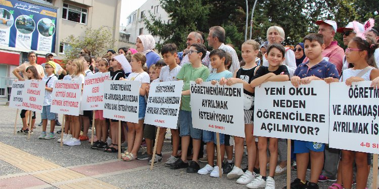 VELİLER ‘YENİ OKUL AÇILANA KADAR İKİLİ EĞİTİM DEVAM ETSİN’