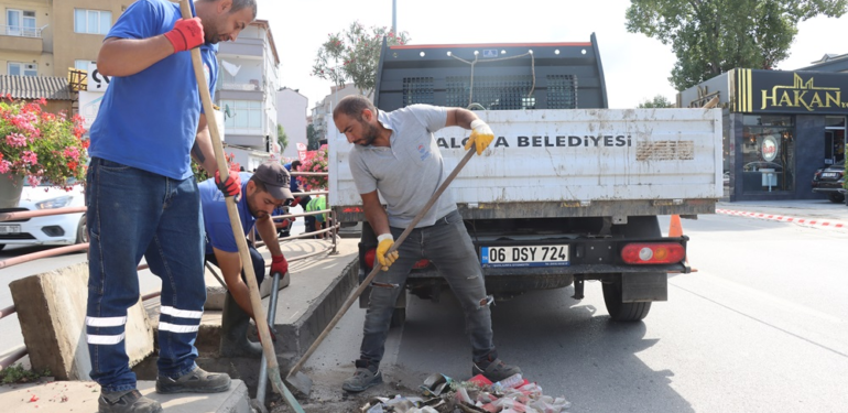 Yağmur Mazgallarında Temizlik Aralıksız Devam Ediyor