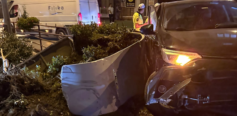 Hızını Alamadı Orta Refüjü Aştı