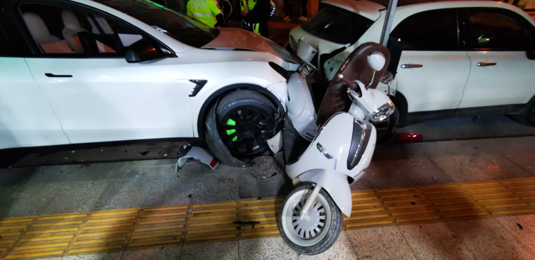 TESLA POLİS ARABASINA VURDU 2 POLİS YARALANDI