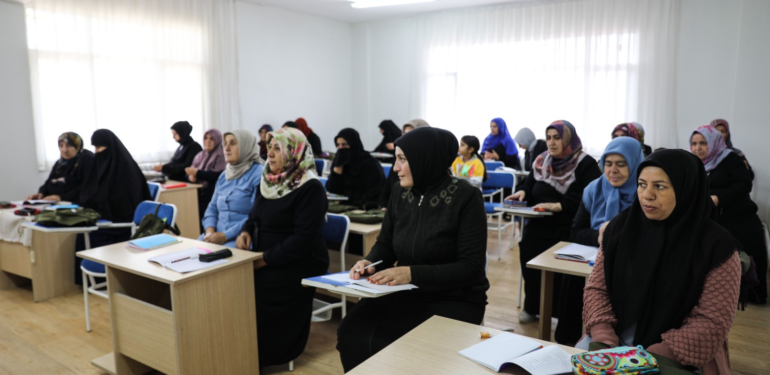 OKUMANIN YAŞI YOKTUR DİYEREK YOLA ÇIKTI YALOVALI KADINLAR