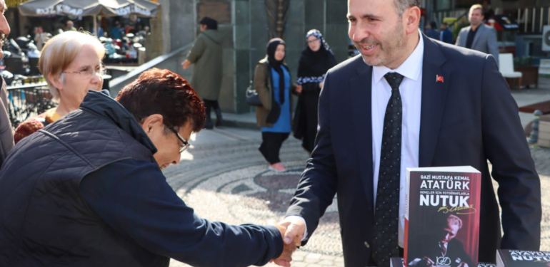 Başkan Tutuk  Vatandaşlara Nutuk Hediye Etti