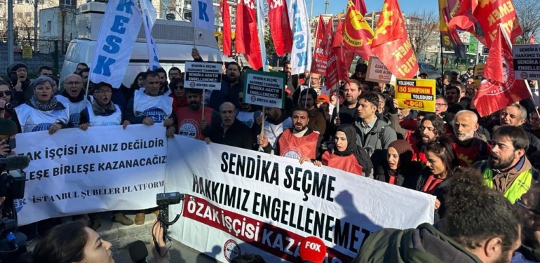 ÖZAK İŞÇİLERİ FABRİKA ÖNÜNDE BASIN AÇIKLAMASI GERÇEKLEŞTİRDİ