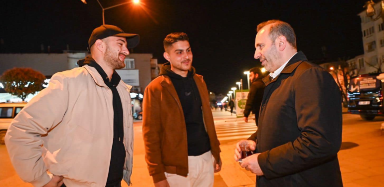 ÇAYINI ALAN MUSTAFA TUTUK SOLUĞU HEMŞEHRİLERİNİN YANINDA ALDI