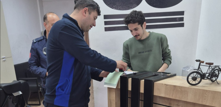 ALTINOVA’DA BERBER SALONLARI DENETLENDİ