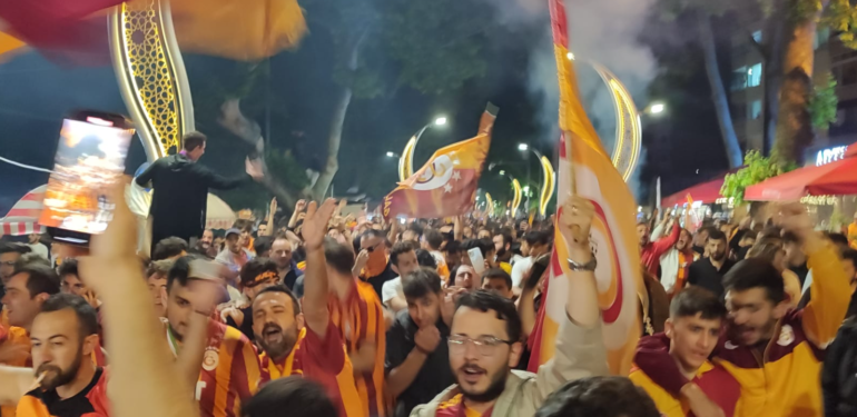 Galatasaray’ın Şampiyonluk Coşkusu Yalova Sokaklarına Taştı