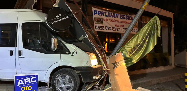 Altınova’da Minibüs Emlak Dükkanına Girdi