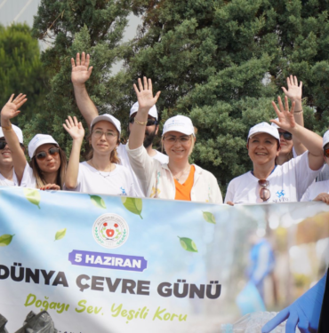 ALTINOVA SAHİLİ ŞERİDİ TEMİZLENDİ