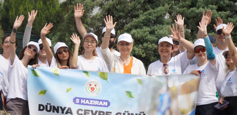 ALTINOVA SAHİLİ ŞERİDİ TEMİZLENDİ
