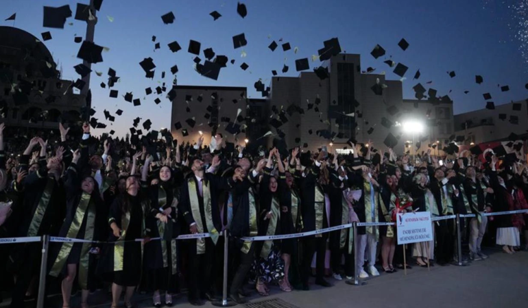 YALOVA ÜNİVERSİTESİ MEZUNLARINI GURURLA UĞURLADI