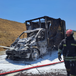 ALTINOVA İTFAİYESİNDEN YANAN ARACA MÜDAHALE