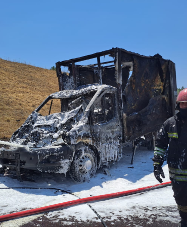 ALTINOVA İTFAİYESİNDEN YANAN ARACA MÜDAHALE