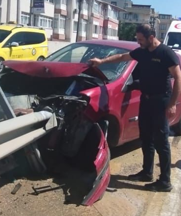 Bariyerlere Çarpan Otomobil Kazasında Kadın Sürücü Yaralandı