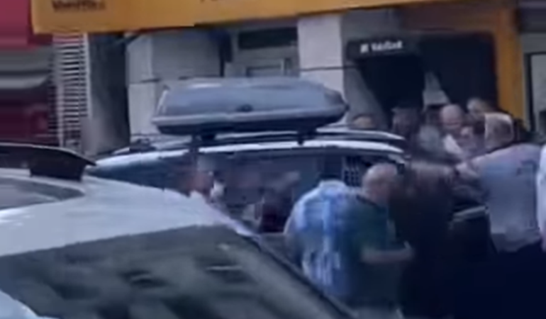 Gurbetçi Bankadan Para Çekemeyince Arabayla Banka Girişine Sürdü