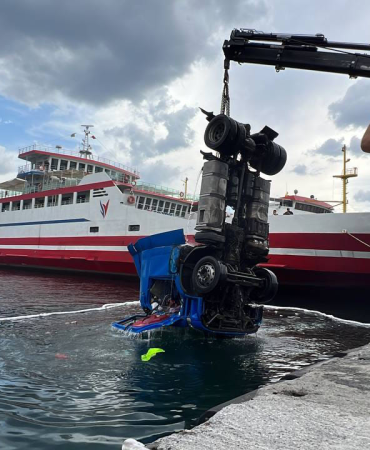 Gebze’de Feribot İskelesinde Freni Boşalan Tır Denize Uçtu