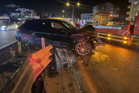 Yalova’da Lüks Cip Bariyerlere Çarptı: Araç Kullanılamaz Hale Geldi