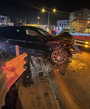 Yalova’da Lüks Cip Bariyerlere Çarptı: Araç Kullanılamaz Hale Geldi