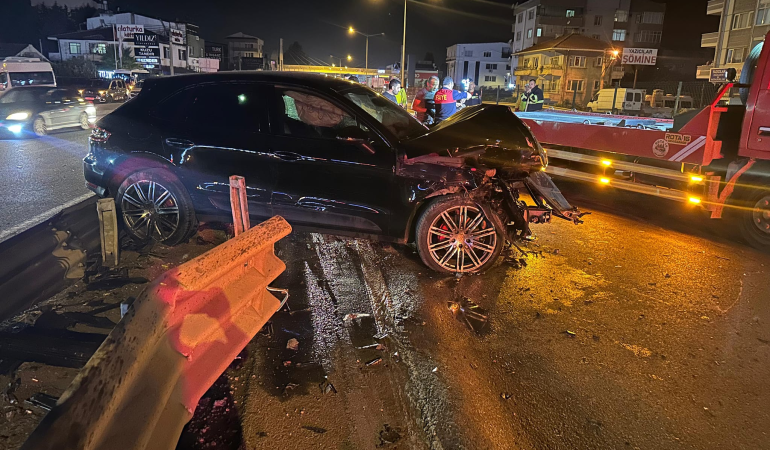 Yalova’da Lüks Cip Bariyerlere Çarptı: Araç Kullanılamaz Hale Geldi