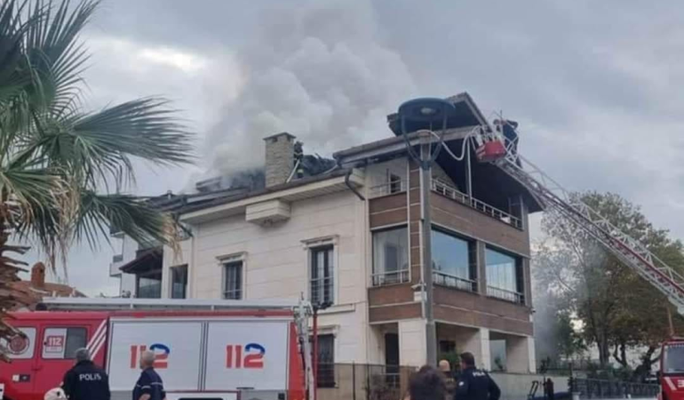 Çiftlikköy’de 2 Katlı Villanın Çatısında Yangın Paniği