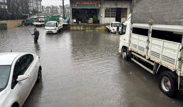 YALOVA SEBZE VE MEYVE HALİ SU ALTINDA KALDI