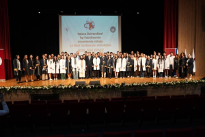 DOKTOR ADAYLARI BEYAZ ÖNLÜKLERİNİ GİYDİ