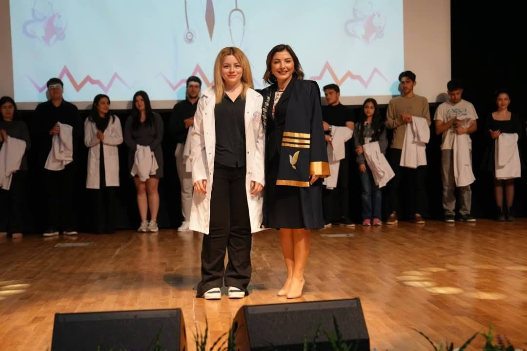 DOKTOR ADAYLARI BEYAZ ÖNLÜKLERİNİ GİYDİ