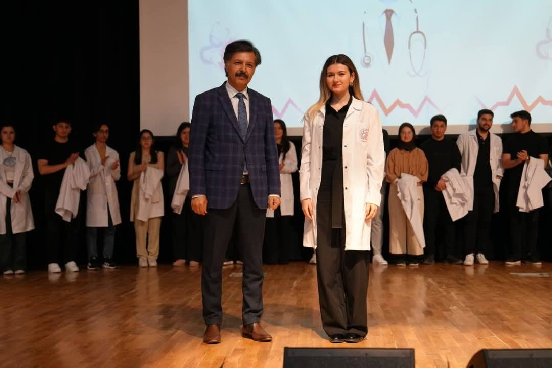 DOKTOR ADAYLARI BEYAZ ÖNLÜKLERİNİ GİYDİ