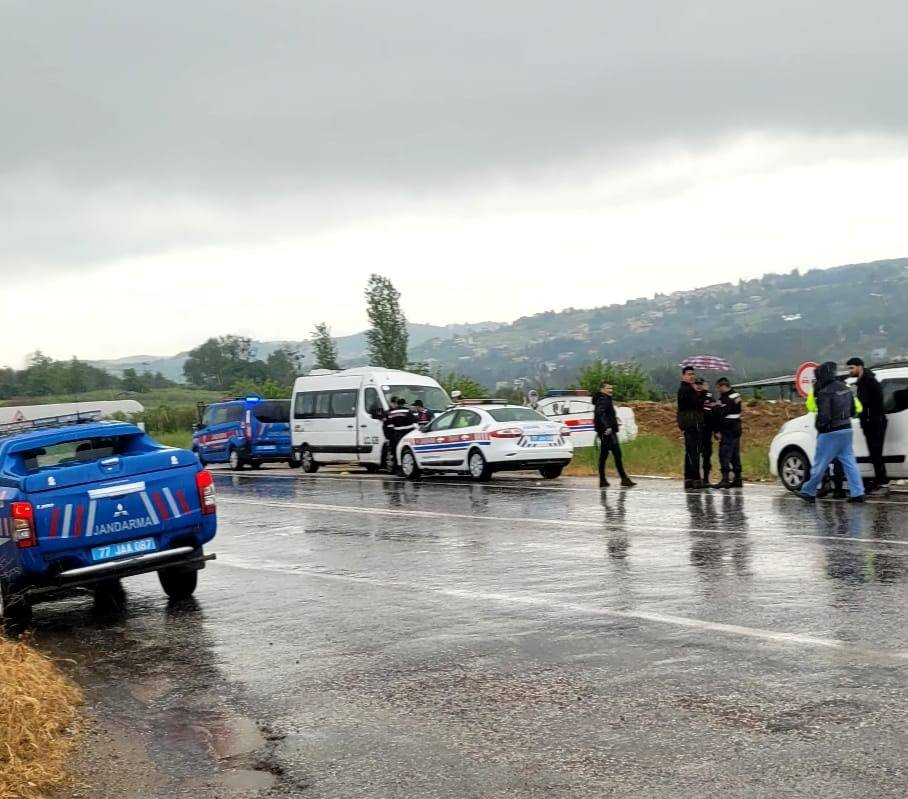 Yalova’da Konutlar Sapağında Trafik Kazası: 2 Kişi Yaralandı