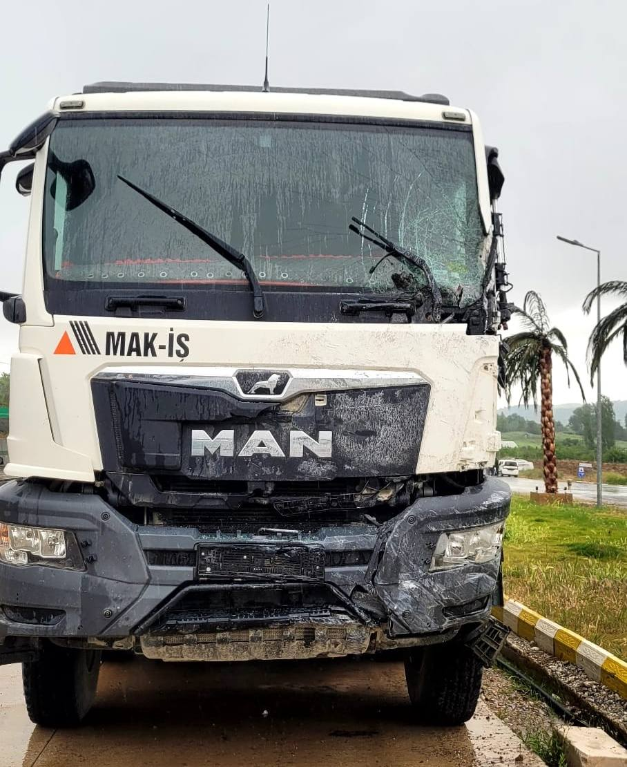Yalova’da Konutlar Sapağında Trafik Kazası: 2 Kişi Yaralandı