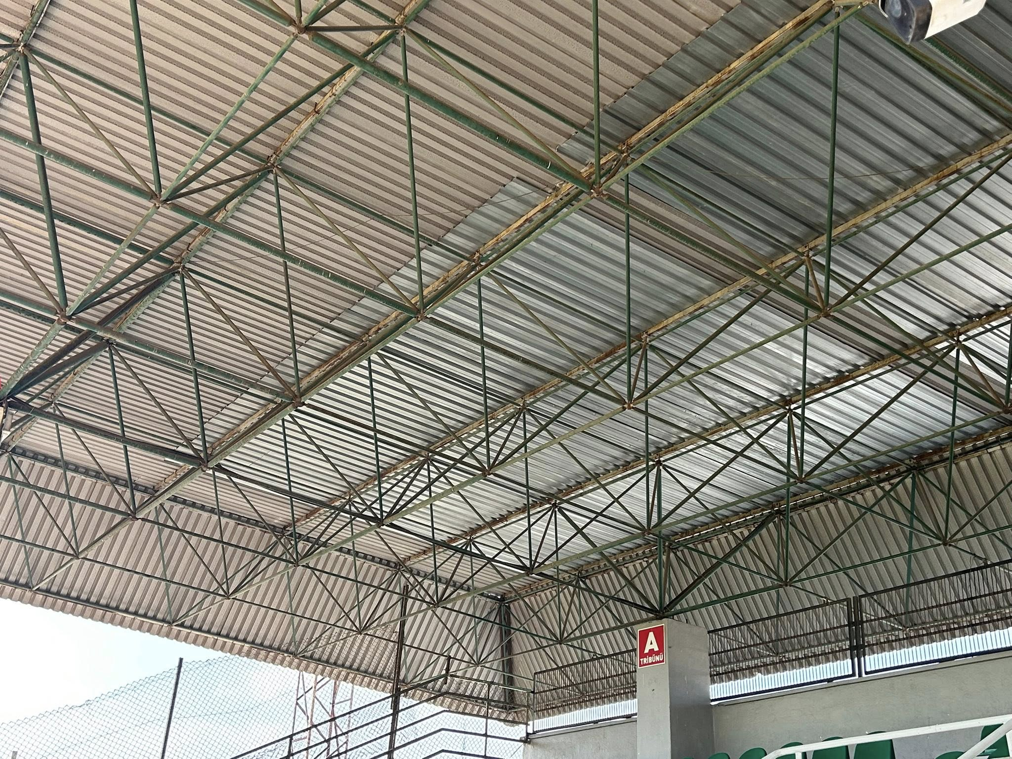 Efsane Kaptan Hakan Toraman’dan Yalova Atatürk Stadı İçin Sert Uyarı: “Tribün Çökerse Altında Siz Kalırsınız!”