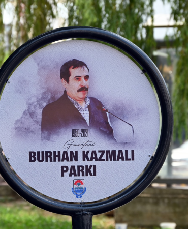 YALOVA’DA MERHUM GAZETECİLERE VEFA : PARKLARA İSİMLERİ VERİLDİ, RESİMLERİ ASILDI