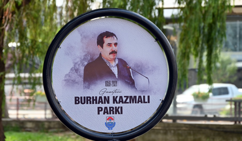 YALOVA’DA MERHUM GAZETECİLERE VEFA : PARKLARA İSİMLERİ VERİLDİ, RESİMLERİ ASILDI