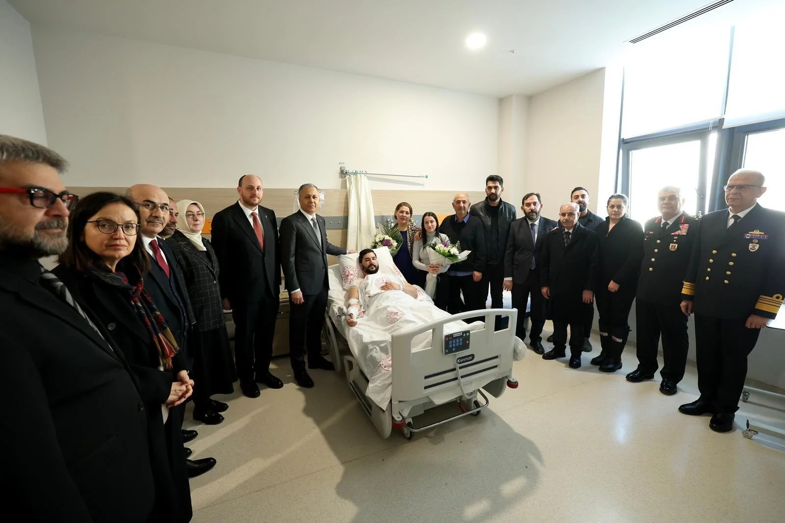 Bakan Ali Yerlikaya Yaralı Polisleri Ziyaret Etti, Şehitler Dualarla Anıldı