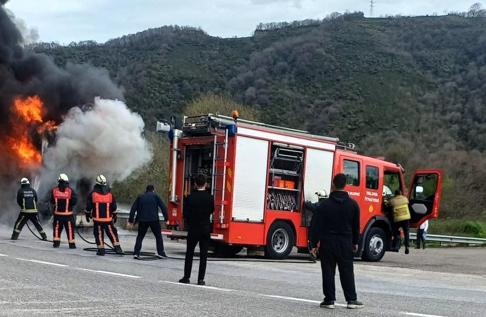 Seyir Halindeki Otobüs Alev Topuna Döndü