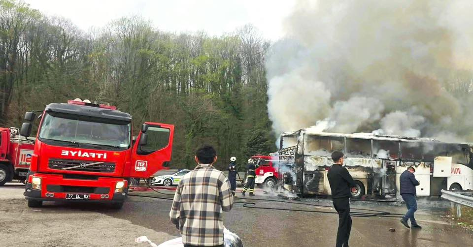 Seyir Halindeki Otobüs Alev Topuna Döndü