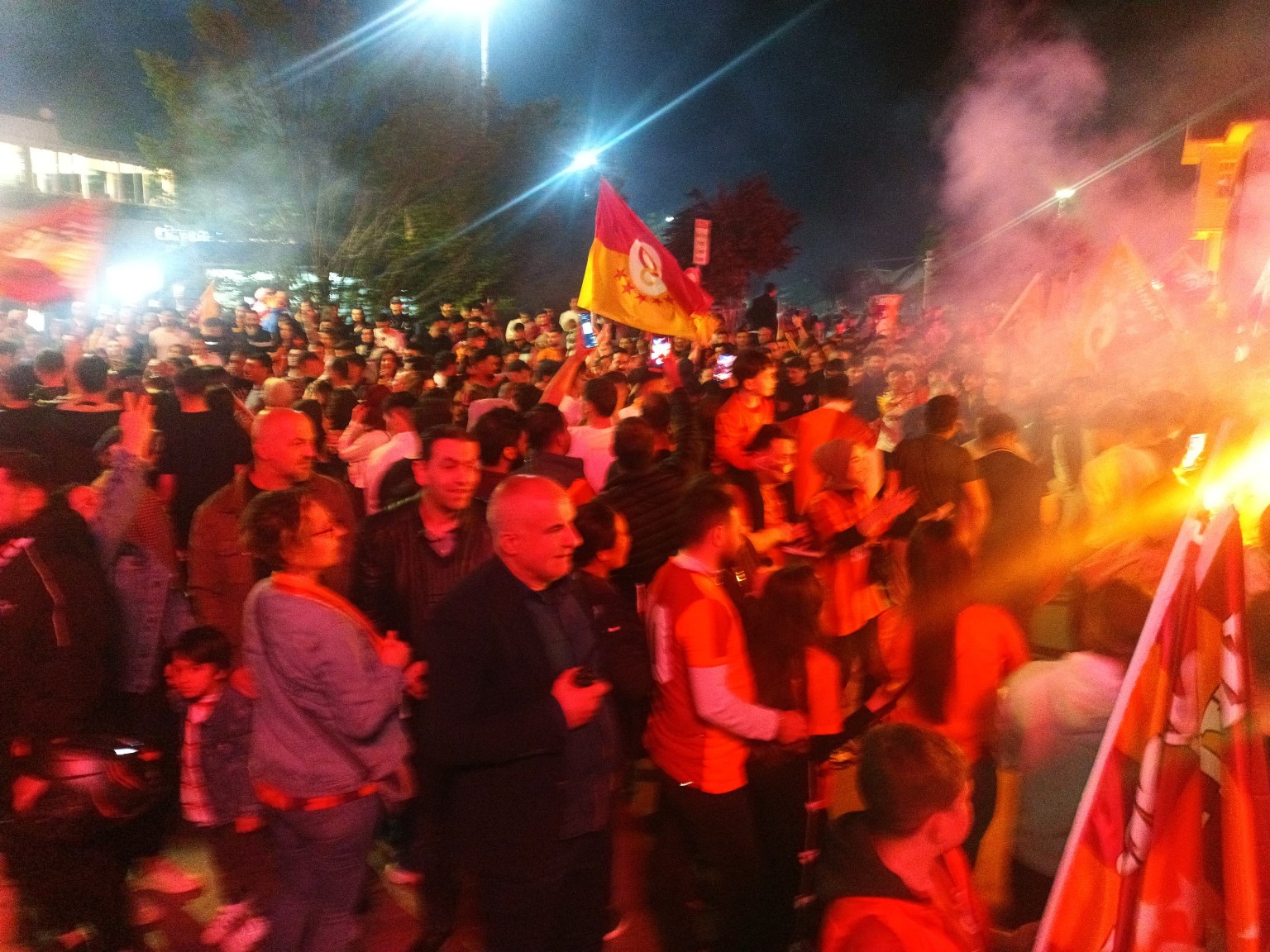 YALOVA’DA GALATASARAY FIRTINASI! ŞAMPİYONLUK KUTLAMALARI GECEYE DAMGA VURDU